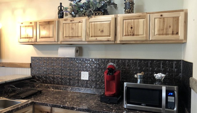 Beautiful one bedroom suite in scenic central Nevada. Peaceful and quiet.