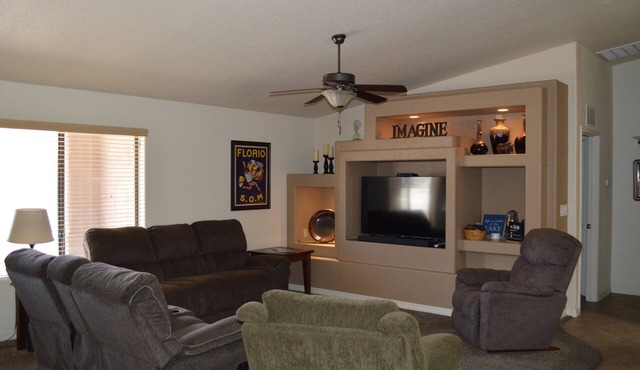 Beautiful Southside home close to Riviera Launch Ramp