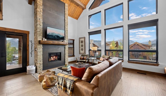 Beautiful Views! Jacuzzi, Indoor/Outdoor Fireplace, Steps to Lake Estes