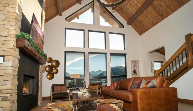 Beautiful Views! Jacuzzi, Indoor/Outdoor Fireplace, Steps to Lake Estes