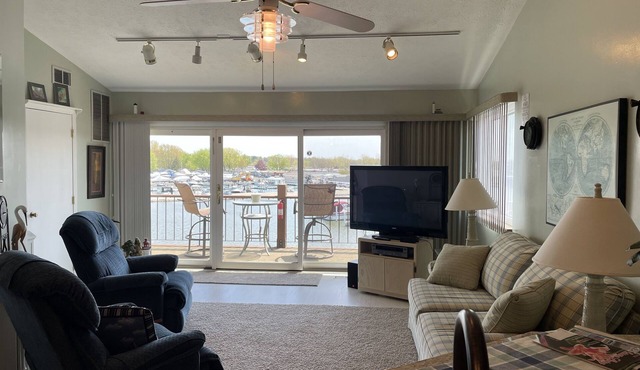 Beautiful Waterfront Condo - Peaceful and Relaxing