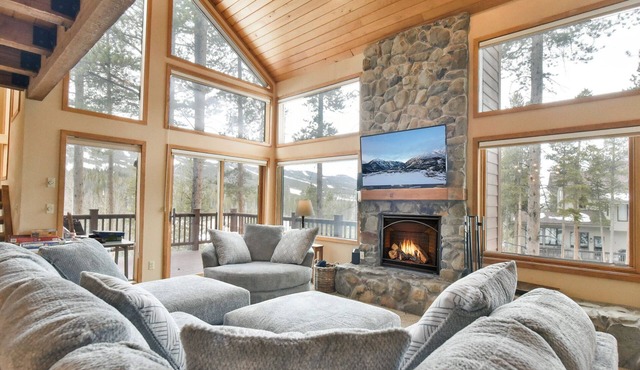 Belle Vue Estate: Mountain Views and Private Hot Tub
