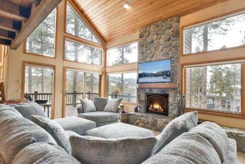 Belle Vue Estate: Mountain Views and Private Hot Tub