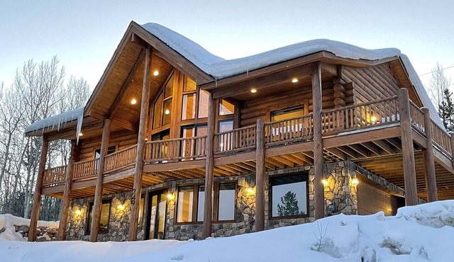 Best Mtn/Lake views! Lodge on esteemed Lakeside Drive! Hot tub! Fido friendly!