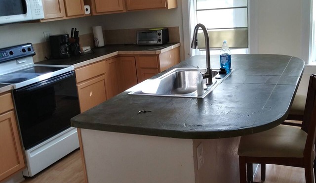 Best Neighborhood in town. Quiet and Clean Studio Close to Everything!