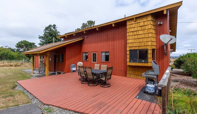 🌤🏡 Big Bay Cabin - Humboldt Bay Views, Cozy, Centrally Located 🌊