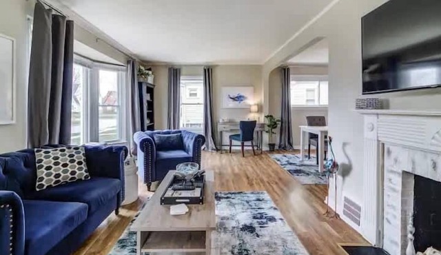 Big Blue Dog - Pet Friendly - Big Yard