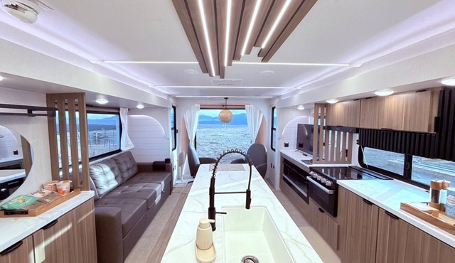 Big Sky Vista: Stunning Mountain Views & Modern Comfort