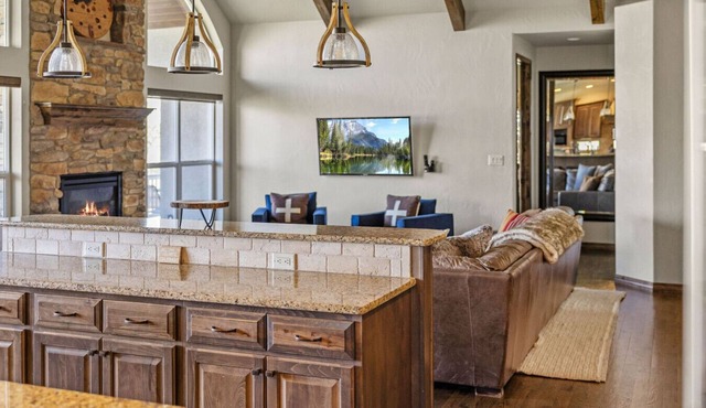 BOBCAT LODGE · ✔︎ Sleeps 25+⎜Movie Room⎜Garage⎜Hot Tub, Chef Kitc