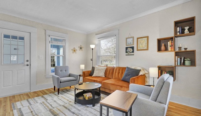 Boho/Retro Style | 2 Bdrm | 10 Mins to MSU Campus