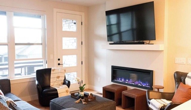 Brand New 4 bedroom luxury townhome, private hot tub, great views, 2 car garage