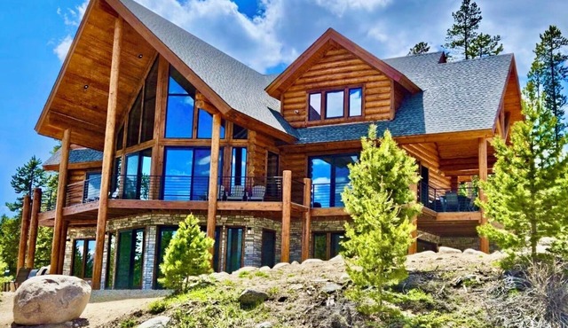 Brand New Lodge! Panoramic Mtn/Lake Vayiews! Hot tub, Fido Friendly, Game Room!