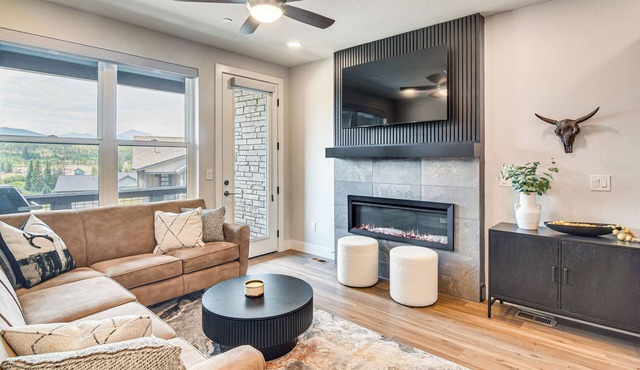 Brand-New Townhome w/Hot Tub, 4 Mi to Winter Park