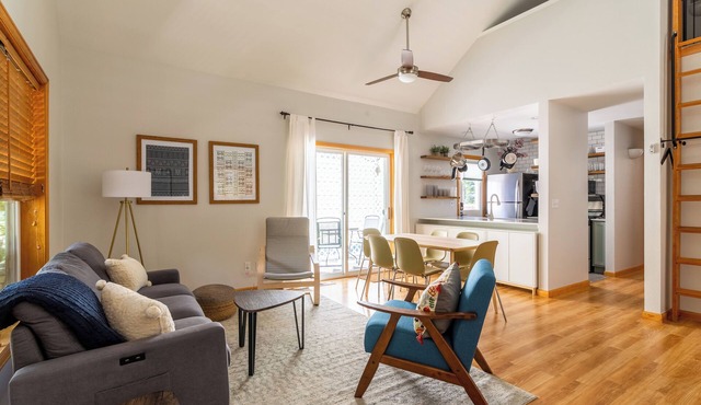 Breathtaking Mtn Escape close to skiing, hot springs, hikes, downtown. Wifi & AC