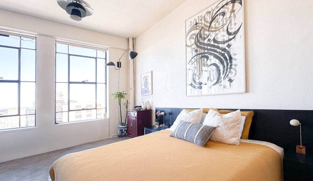Bright & Airy 2BR Artist Loft 30+ Days Free Parking