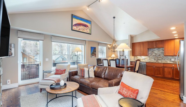 Bright and Airy Pet-Friendly Luxury Residence at the River Club