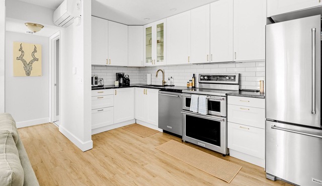 Bright + Modern | King Suite | Creekside Trail