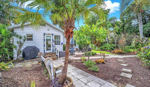 Bromeliad Bungalow - Downtown Cottage
