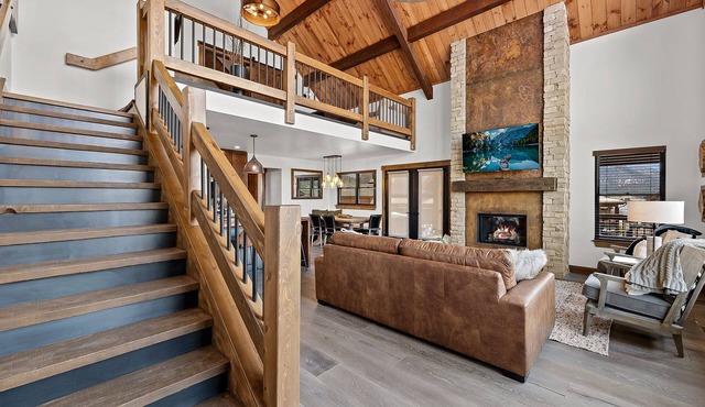 Cabin on Lake Estes! Private Jacuzzi Two Patios Indoor and Outdoor Fireplace