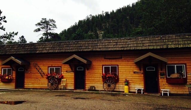 Cabin with HOT TUB on the Deck 5 min to Estespark !and your right on the river
