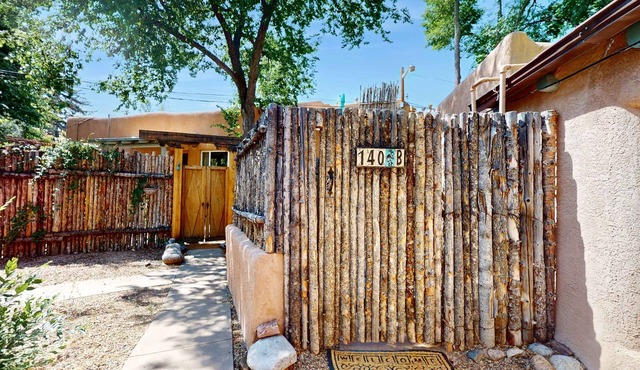 Casita Tesoro - Walk to Plaza, AC, Pet Friendly