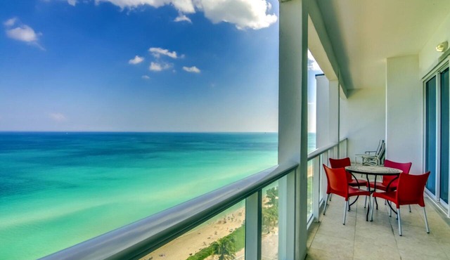 Castle PH3 Oceanfront Penthouse with Free parking, Gym and direct beach access!
