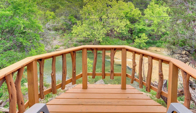 Cedar Falls Cabin: Nestled by Honey Creek