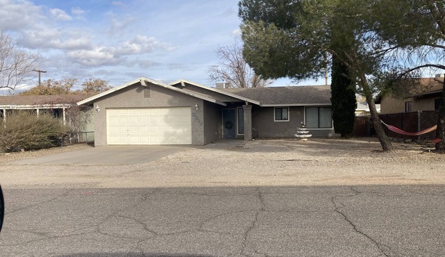 Centrally located, fenced backyard, and pets welcome! Enjoy Hualapai mountains!