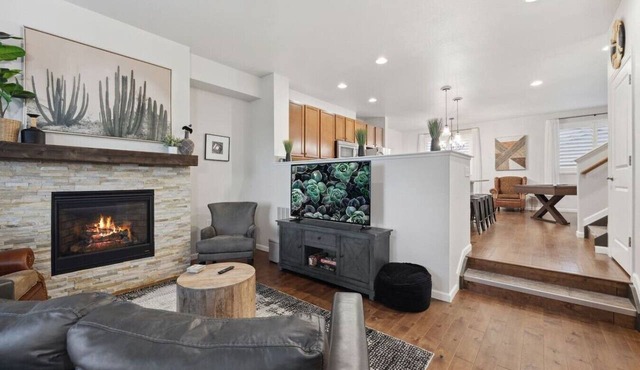 Centrally located Home near MCR, Blue Arena, I-25, RMNP easy access, Pool Table!