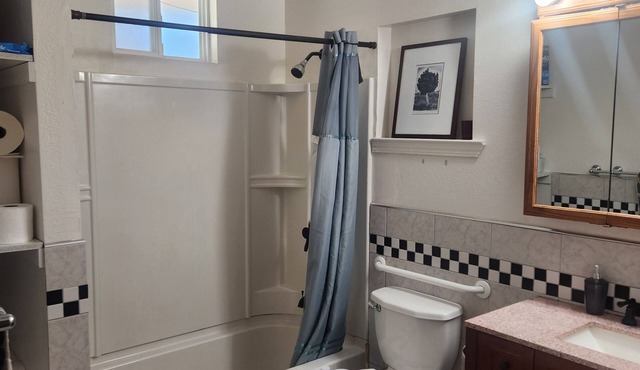 Charming 1-bedroom available in a lovely home in Saratoga with lots of amenities