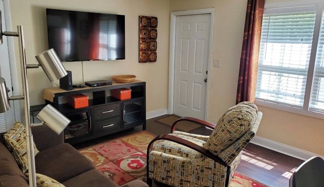 Charming 2-bedroom apartment with WiFi, AC in beautiful Miami