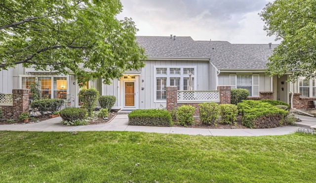 Charming 2-bedroom townhome Fully Furnished