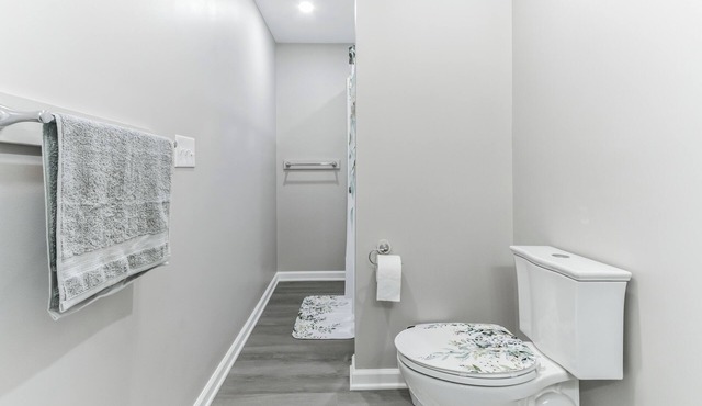 Charming 2-bedroom house in delightful Bloomington with WiFi, AC