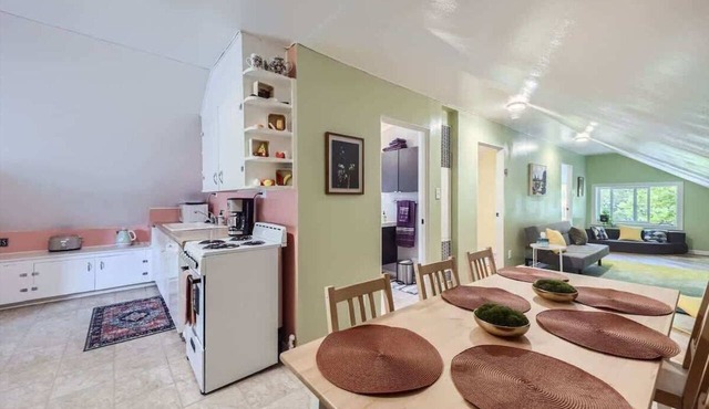 Charming 2BR in Historic Old Town Grocery
