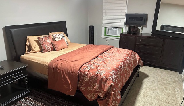 Charming 3-bedroom apartment with AC and back deck in Canton