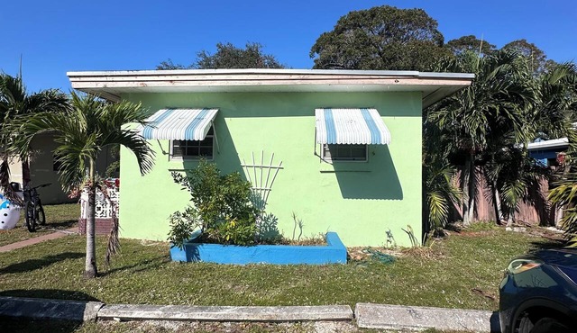 Charming apartment in fantastic Oakland Park with cool AC - Pets OK ! huge yard