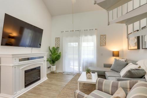 Charming Condo on Lake Erie w/Community Pool