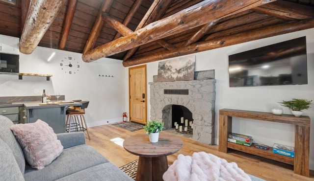 Charming Fully Renovated Log Cabin, 2 miles to Yosemite South Gate!