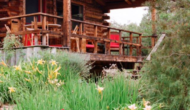 Charming Garden Cottage on Private Lake w/Hot Tub