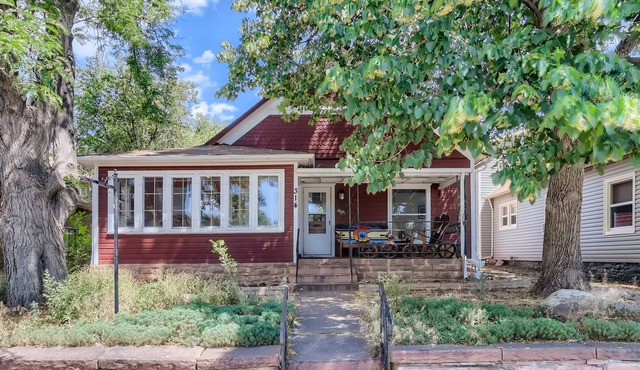 Charming historic cottage on Main Street Lyons, CO