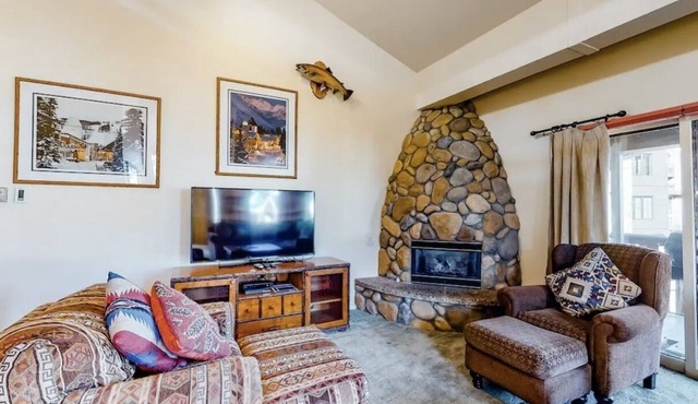 Charming Mountain Cabin HUGE condo steps to Gondola! Pool, Hot tub and Views!