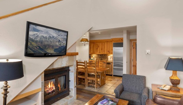 Charming Mountain Village Lodge 2-bedroom, Heated Pool, Ski In/Out!