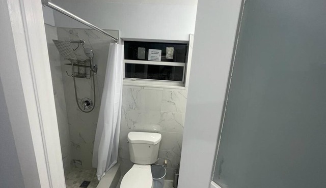 Charming one bedroom with AC and WiFi in lovely Miami