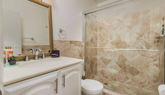 Charming 2-bedroom chalet with WiFi and AC in wonderful Lauderdale-by-the-Sea