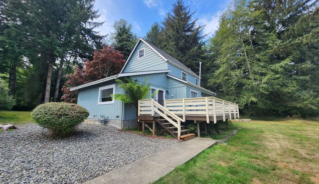 Cheerful 4-bedroom home in the woods