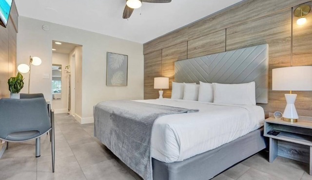 Chic & Comfortable Stay | Walk from Lauderdale-by-the-Sea Beach | Adult-only