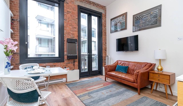 Chic Heritage Studio in Downtown Victoria