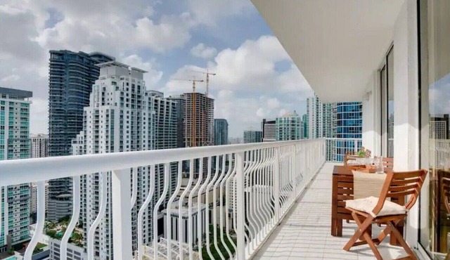Chic Penthouse: 3BR | Pool | Gym| 2 Parking Spots