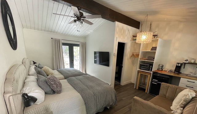 Chiefs Head Peak Lodge Annex Room @ Ferncliff Ranch & Resort