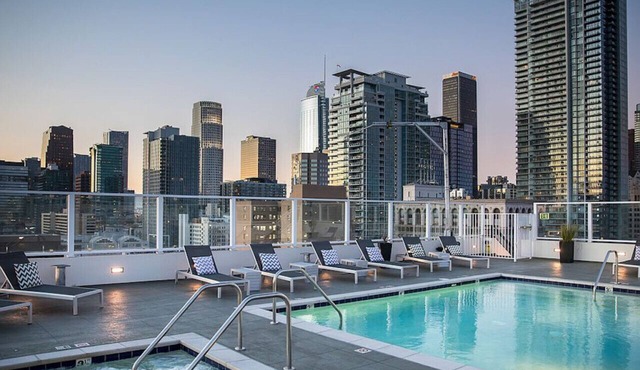 Cityview 2BR Loft with Rooftop Pool, Downtown LA